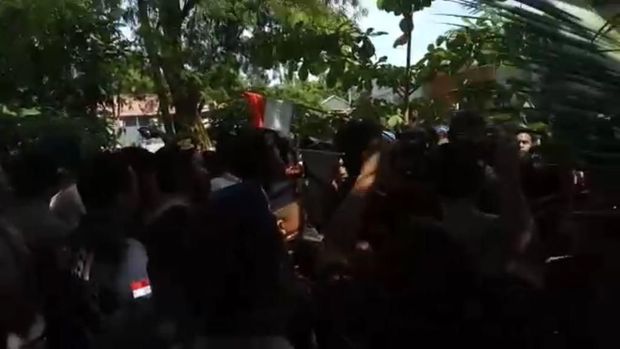 Ricuh di Pulau Pari, Warga Tolak Pemasangan Plang oleh Polisi