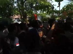 Video: Kericuhan Warga Pulau Pari dan Polisi soal Pemasangan Plang Video: Kericuhan Warga Pulau Pari dan Polisi soal Pemasangan Plang