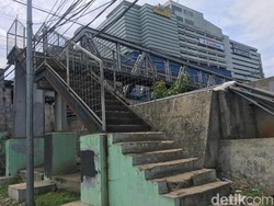 Tak Hanya Bolong, JPO di Kampung Bandan Juga Minim Penerangan