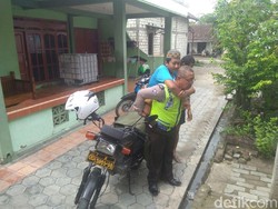 Keren! Polisi di Bojonegoro Ini Antar Jemput Pelajar Difabel