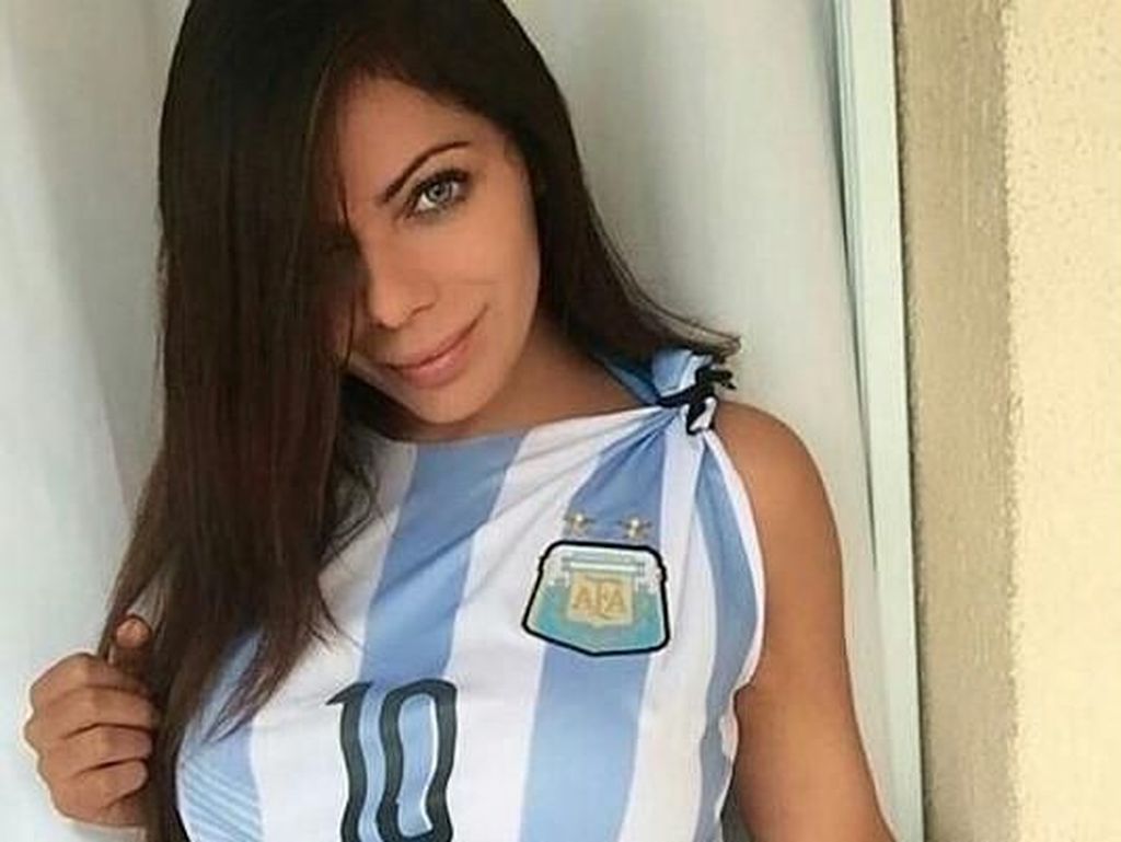 Seksinya Model Playboy yang Instagramnya Diblok Messi