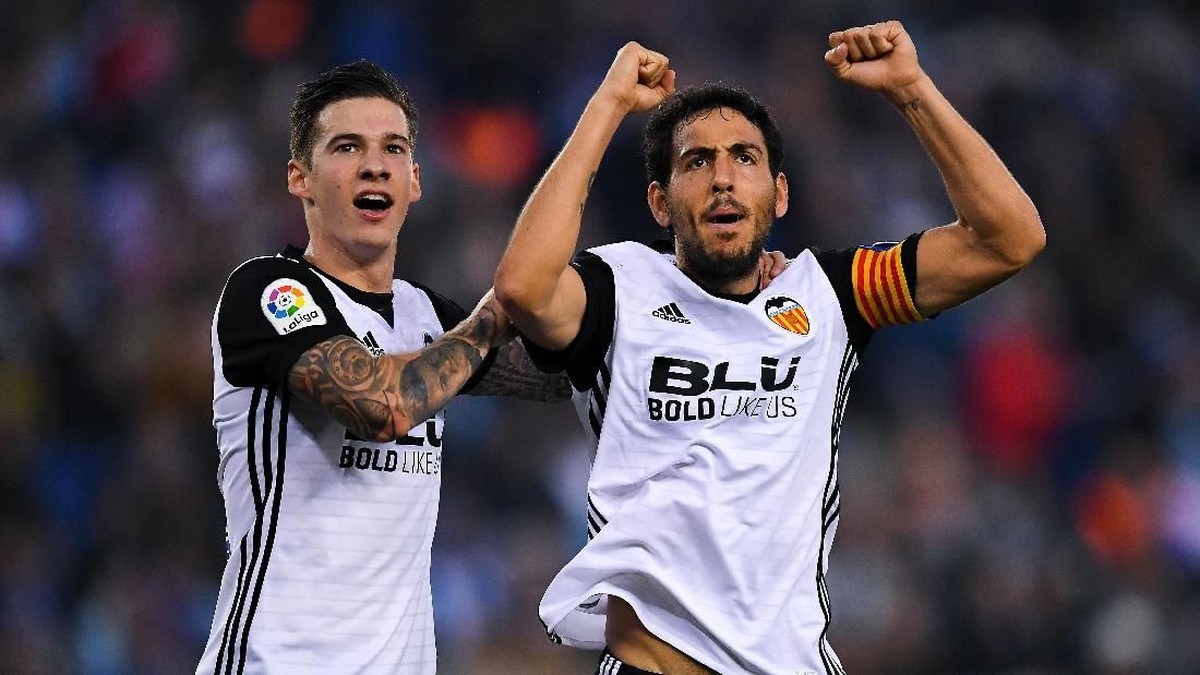 Santi Mina dan kapten tim Dani Parejo merayakan gol pertama Valencia (David Ramos/Getty Images)