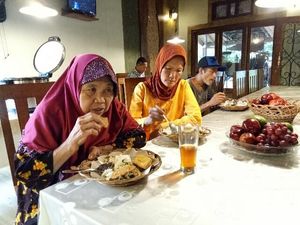 Warga Luar Banyuwangi juga Gratis Makan di Restoran Fakir dan Miskin Warga Luar Banyuwangi juga Gratis Makan di Restoran Fakir dan Miskin