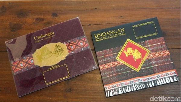 Unboxing 2 Versi Undangan Acara Adat dan Resepsi Kahiyang di Medan