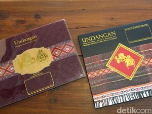 Unboxing 2 Versi Undangan Acara Adat dan Resepsi Kahiyang di Medan