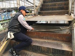 Cek JPO Bolong Kampung Bandan, Sudinhub Jakut: Kasihan Warga