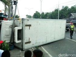 Truk Boks Terguling Lalu Tabrak Pagar Rumah, Sopir Luka Berat
