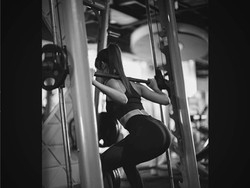 Sederet Artis yang Juga Jadi Body Goals karena Rajin Squats