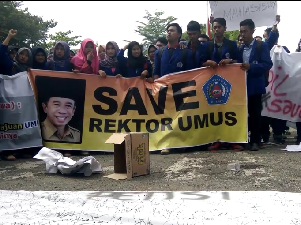 Tolak Qomar Mundur dari Rektor, Mahasiswa UMUS Brebes Gelar Aksi Tolak Qomar Mundur dari Rektor, Mahasiswa UMUS Brebes Gelar Aksi
