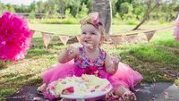 Cemong-Cemong Lucu! Momen Saat Bayi Lakukan Cake Smash