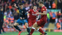 Ragnar Klavan, bek tengah (Liverpool). Kombinasinya dengan Dejan Lovren membantu Liverpool bikin clean sheet dalam kemenangan 3-0 atas Southampton. Klavan membuat 72 operan sukses di laga ini, cuma kalah dari Jordan Henderson (87). (Foto: Jan Kruger/Getty Images)