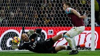 Heuerelho Gomes, kiper (Watford). Total lima penyelamatan dilakukan Gomes ketika mencatatkan clean sheet dalam kemenangan Watford atas West Ham United dengan skor 2-0. (Foto: Eddie Keogh/Reuters)
