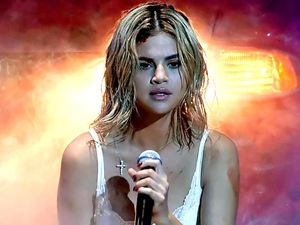 Selena Gomez Tegaskan Masih Bersahabat dengan The Weeknd