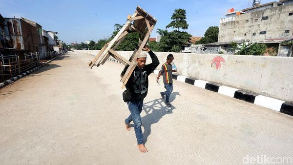 Foto: Bantaran Ciliwung, Dulu Deretan Rumah Kumuh Kini Jalan Inspeksi