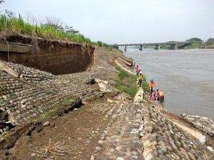 Warga Kritik Lambatnya Pembangunan Tanggul Sungai Porong