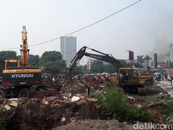 Satu Bangunan di Jalan Ahmad Yani Akhirnya Dibongkar
