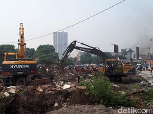 Satu Bangunan di Jalan Ahmad Yani Akhirnya Dibongkar Satu Bangunan di Jalan Ahmad Yani Akhirnya Dibongkar