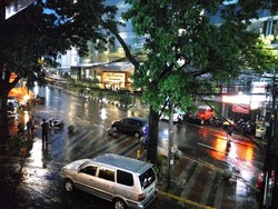 Warna Keramaian Kota Bandung Saat Hujan Menuju Reda