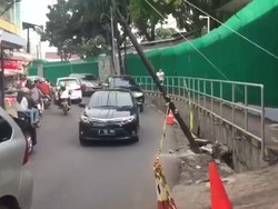 Beda Nasib, Tiang Listrik Ini Sungguh Memprihatinkan