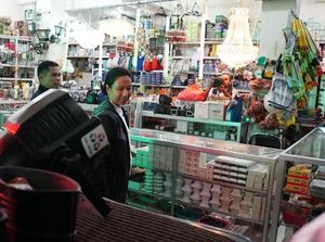 Rini Blusukan di Papua, Semen dari Rp 2 Juta Kini Rp 500 Ribu/Sak Rini Blusukan di Papua, Semen dari Rp 2 Juta Kini Rp 500 Ribu/Sak