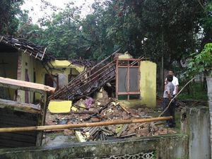 Nenek Lasiem Tewas saat Rumahnya Mendadak Roboh