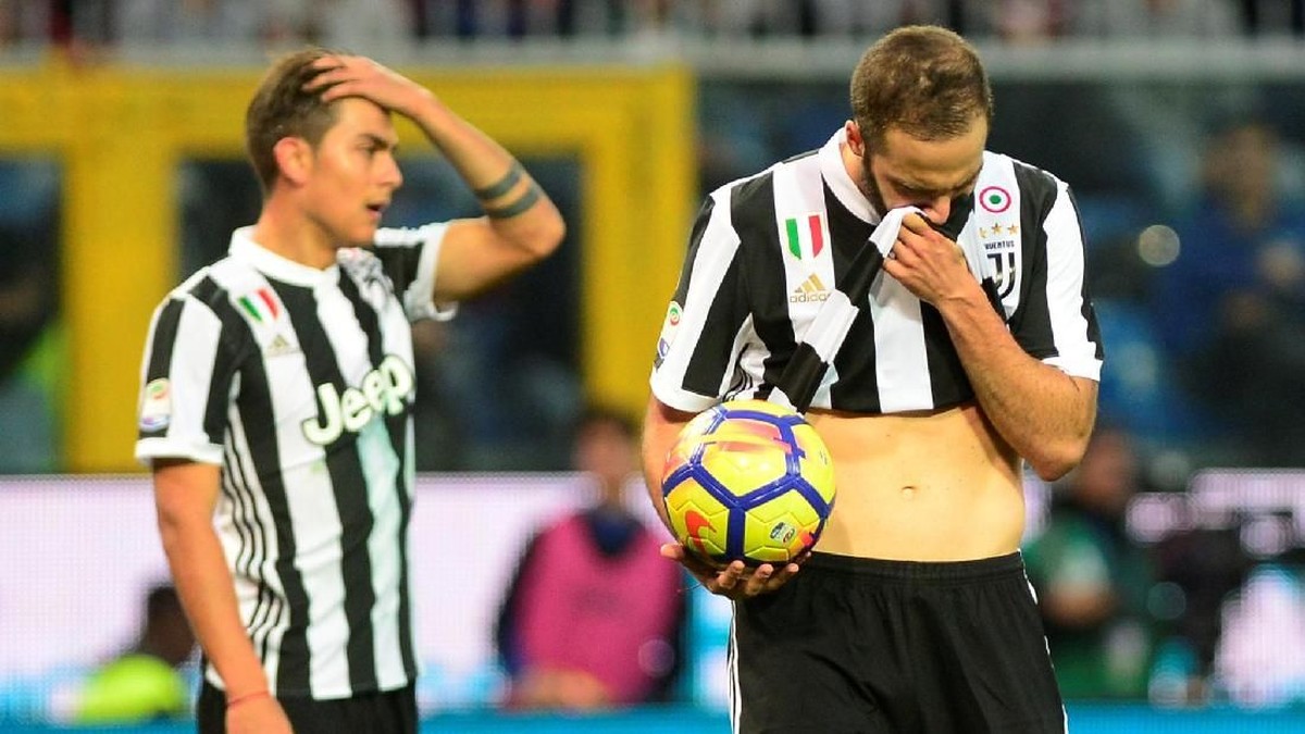 Paulo Dybala dan Gonzalo Higuain tertunduk lesu (Massimo Pinca/Reuters)
