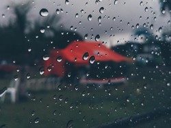 Hujan Memang Tak Mengenal Waktu