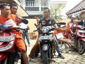 Rekonstruksi Perampokan Biadab, Istri Korban Kejar Para Tersangka Rekonstruksi Perampokan Biadab, Istri Korban Kejar Para Tersangka