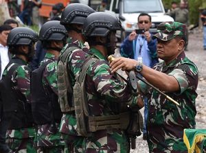 Jenderal Gatot Beri Penghargaan Prajurit TNI yang Bebaskan Sandera di Papua