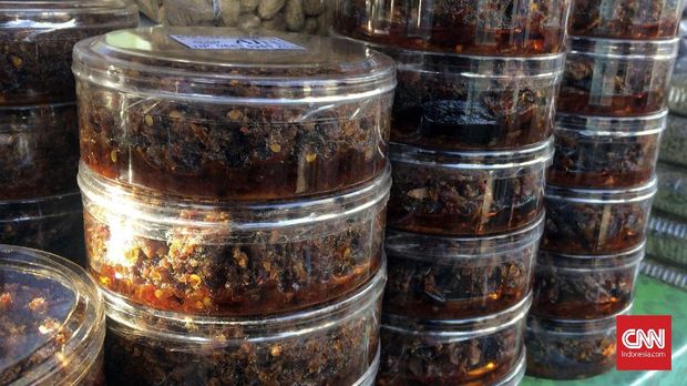 Sambal ikan roa dijual Rp50 ribu per kotak oleh-oleh kuliner khas Manado, Sulawesi Utara.