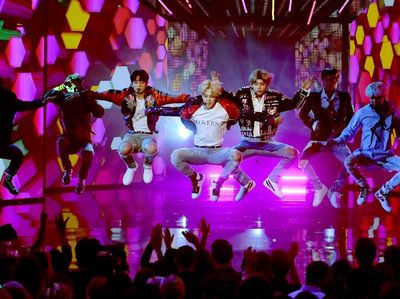 Foto: Pesona dan Gaya BTS Guncang Panggung American Music Awards 2017
