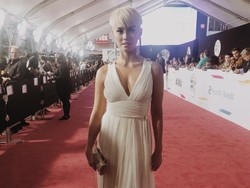 Beda Gaya Agnez Mo di American Music Awards 2010 Vs 2017