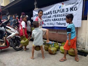 Operasi Pasar Elpiji 3 Kg Diserbu Warga, Beli Harus Pakai KK