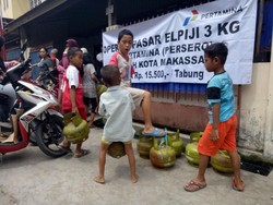 Operasi Pasar Elpiji 3 Kg Diserbu Warga, Beli Harus Pakai KK