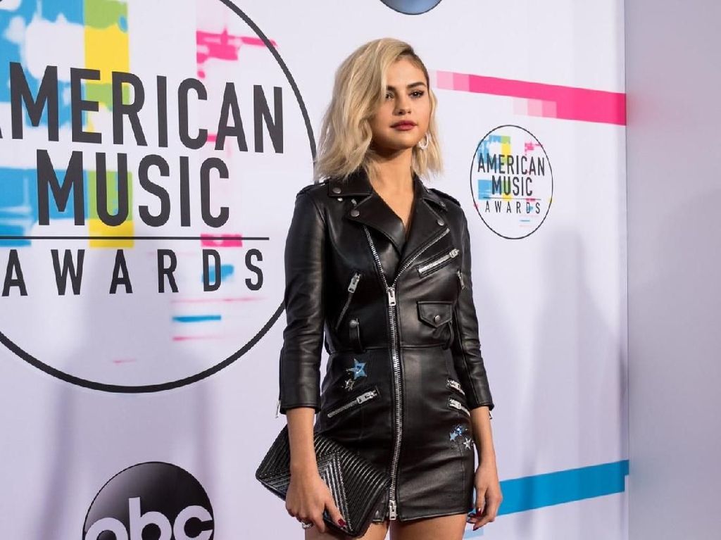 Lady Gaga, Selena Gomez hingga BTS Ramaikan Red Carpet AMAs 2017 Lady Gaga, Selena Gomez hingga BTS Ramaikan Red Carpet AMAs 2017