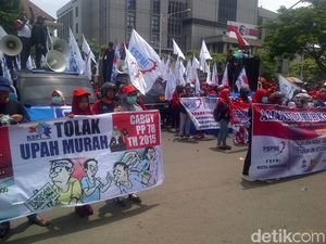 Tuntut Gubernur Jateng Abaikan PP No 78, Massa Buruh Siap Menginap Tuntut Gubernur Jateng Abaikan PP No 78, Massa Buruh Siap Menginap