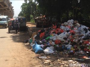 Sampah Menumpuk di Pinggir Jalan Kalimalang