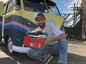 Bukan Kue, Ini Sneakers Rainbow dari Nike