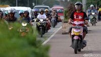 Pemotor Rebut Hak Pejalan Kaki di Jembatan Ampera
