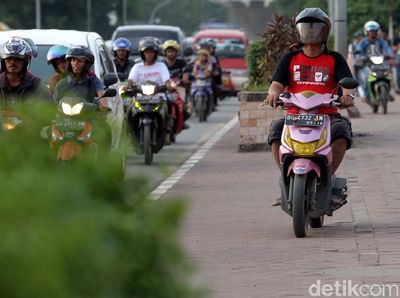 Pemotor Rebut Hak Pejalan Kaki di Jembatan Ampera
