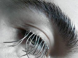 Anti Mainstream, Wanita Ini Extension Bulu Mata Pakai Jarum