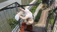 Awas Lubang! Begini Aksi Warga Merayap di JPO Kampung Bandan