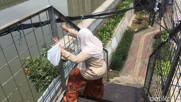 Awas Lubang! Begini Aksi Warga Merayap di JPO Kampung Bandan