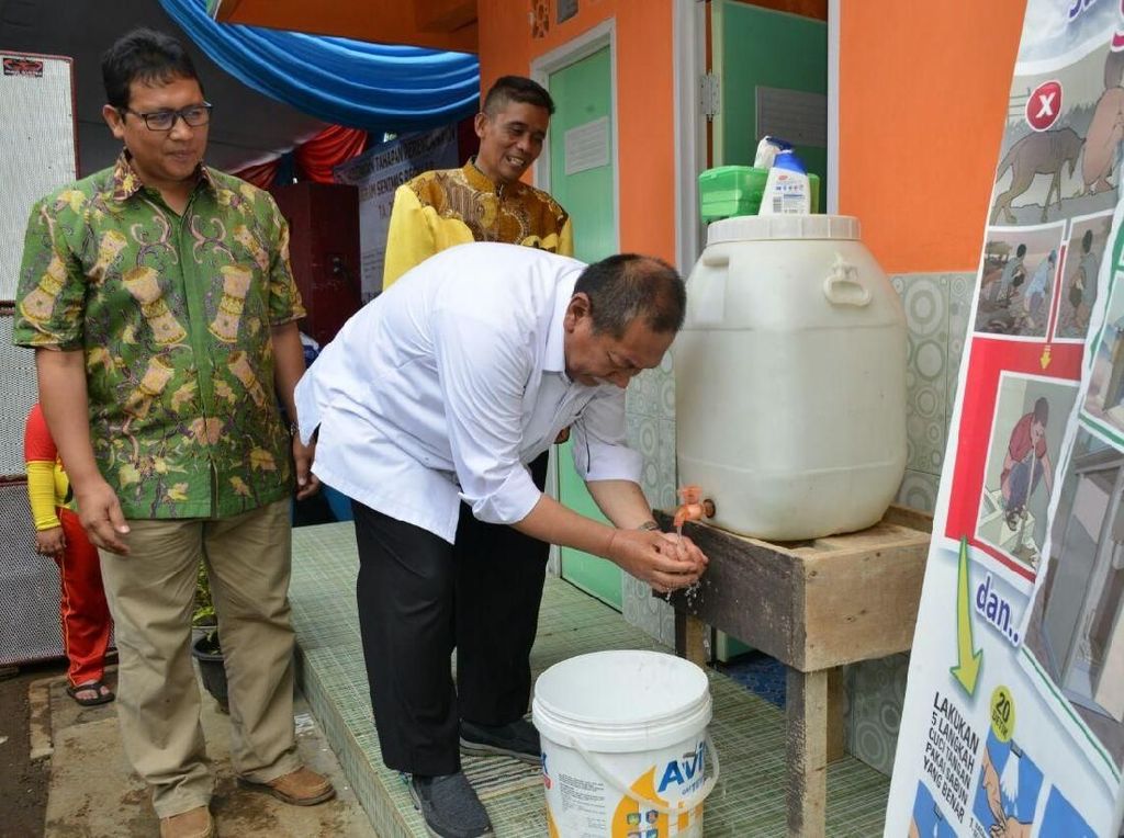 Masyarakat Pelosok Kini Punya Tempat Sanitasi Layak Masyarakat Pelosok Kini Punya Tempat Sanitasi Layak