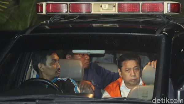 Potret Setya Novanto Saat Berada di Mobil Tahanan KPK