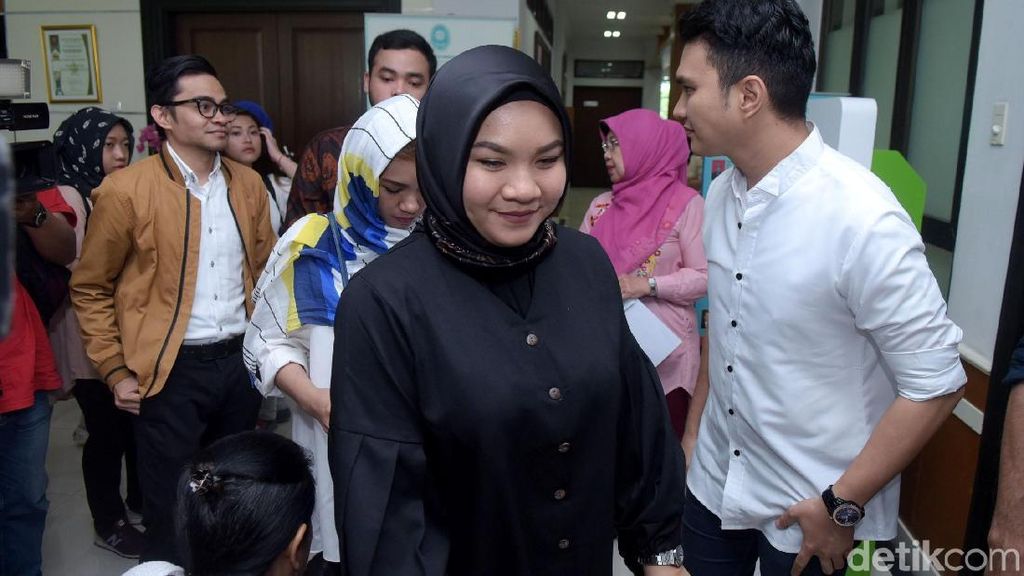 Georgia Aisyah pun Menolak Digandeng Aldi Taher Georgia Aisyah pun Menolak Digandeng Aldi Taher