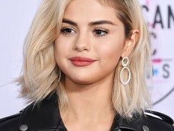 Selena Gomez Tampil Edgy dengan Dress Kulit dan Rambut Pirang di AMAs 2017