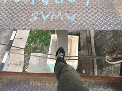 Ngeri, Pengaman JPO Bolong di Kampung Bandan Cuma Pakai Tali