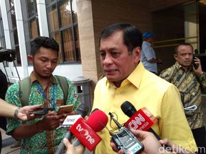 Nurdin Halid Harap Pleno DPP Golkar Digelar Malam Ini Juga Nurdin Halid Harap Pleno DPP Golkar Digelar Malam Ini Juga
