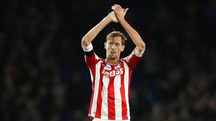 Peter Crouch Soccer Football - Premier League - Brighton & Hove Albion vs Stoke City - The American Express Community Stadium, Brighton, Britain - November 20, 2017 Stoke City's Peter Crouch applauds the fans after the match Action Images via Reuters/John Sibley EDITORIAL USE ONLY. No use with unauthorized audio, video, data, fixture lists, club/league logos or